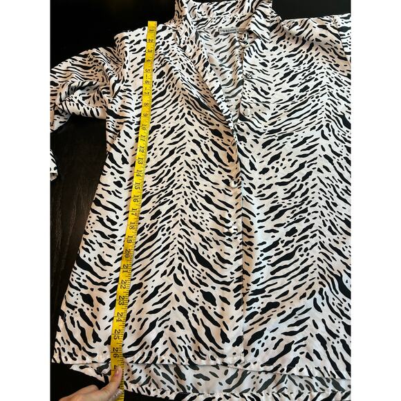 90s Liz Baker- Snow Leopard- Silky Blouse- oversized Med- Shoulder Pads academia - Picture 6 of 7